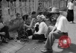 Immagine di Cambogiano di dentista Phnom Penh Cambogia, 1957, secondo 35 filmato di repertorio 65675043581