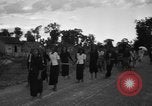 Standbild kambodschanischen Frauen Angkor-Vat Kambodscha, 1957, aus Sekunde 30 historischem Filmmaterial Videoclip 65675043592