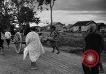 Standbild kambodschanischen Frauen Angkor-Vat Kambodscha, 1957, aus Sekunde 51 historischem Filmmaterial Videoclip 65675043592