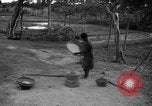 Standbild kambodschanischen Frauen Angkor-Vat Kambodscha, 1957, aus Sekunde 58 historischem Filmmaterial Videoclip 65675043592