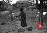 Standbild kambodschanischen Frauen Angkor-Vat Kambodscha, 1957, aus Sekunde 59 historischem Filmmaterial Videoclip 65675043592
