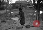 Standbild kambodschanischen Frauen Angkor-Vat Kambodscha, 1957, aus Sekunde 60 historischem Filmmaterial Videoclip 65675043592