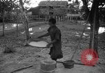 Standbild kambodschanischen Frauen Angkor-Vat Kambodscha, 1957, aus Sekunde 62 historischem Filmmaterial Videoclip 65675043592