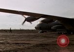 Image C-130 Hercules Vietnam Dak à, 1970, de la seconde 4 séquences d'archives historiques vidéo 65675043599