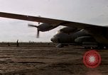 Image C-130 Hercules Vietnam Dak à, 1970, de la seconde 5 séquences d'archives historiques vidéo 65675043599