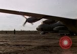 Image C-130 Hercules Vietnam Dak à, 1970, de la seconde 6 séquences d'archives historiques vidéo 65675043599