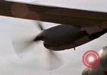 Image C-130 Hercules Vietnam Dak à, 1970, de la seconde 10 séquences d'archives historiques vidéo 65675043599
