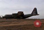 Image C-130 Hercules Vietnam Dak à, 1970, de la seconde 20 séquences d'archives historiques vidéo 65675043599