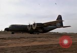 Image C-130 Hercules Vietnam Dak à, 1970, de la seconde 24 séquences d'archives historiques vidéo 65675043599