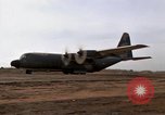 Image C-130 Hercules Vietnam Dak à, 1970, de la seconde 25 séquences d'archives historiques vidéo 65675043599
