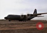 Image C-130 Hercules Vietnam Dak à, 1970, de la seconde 28 séquences d'archives historiques vidéo 65675043599
