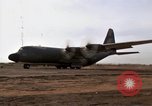 Image C-130 Hercules Vietnam Dak à, 1970, de la seconde 29 séquences d'archives historiques vidéo 65675043599