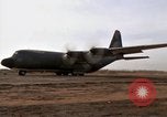 Image C-130 Hercules Vietnam Dak à, 1970, de la seconde 30 séquences d'archives historiques vidéo 65675043599