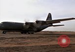 Image C-130 Hercules Vietnam Dak à, 1970, de la seconde 31 séquences d'archives historiques vidéo 65675043599