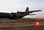 Image C-130 Hercules Vietnam Dak à, 1970, de la seconde 32 séquences d'archives historiques vidéo 65675043599