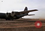 Image C-130 Hercules Vietnam Dak à, 1970, de la seconde 33 séquences d'archives historiques vidéo 65675043599