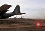 Image C-130 Hercules Vietnam Dak à, 1970, de la seconde 36 séquences d'archives historiques vidéo 65675043599