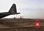 Image C-130 Hercules Vietnam Dak à, 1970, de la seconde 37 séquences d'archives historiques vidéo 65675043599