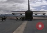 Image C-130 Hercules Vietnam Dak à, 1970, de la seconde 50 séquences d'archives historiques vidéo 65675043599