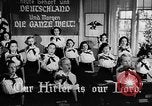 Standbild faschistischen Kinder in Uniform Deutschland, 1942, aus Sekunde 25 historischem Filmmaterial Videoclip 65675043614