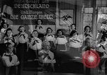 Standbild faschistischen Kinder in Uniform Deutschland, 1942, aus Sekunde 28 historischem Filmmaterial Videoclip 65675043614
