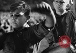 Standbild faschistischen Kinder in Uniform Deutschland, 1942, aus Sekunde 56 historischem Filmmaterial Videoclip 65675043614