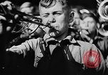 Standbild faschistischen Kinder in Uniform Deutschland, 1942, aus Sekunde 58 historischem Filmmaterial Videoclip 65675043614