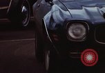 Standbild lange Leitungen während der Gaskrise Hawaii USA, 1974, aus Sekunde 6 historischem Filmmaterial Videoclip 65675043659