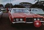 Standbild lange Leitungen während der Gaskrise Hawaii USA, 1974, aus Sekunde 27 historischem Filmmaterial Videoclip 65675043659