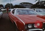 Standbild lange Leitungen während der Gaskrise Hawaii USA, 1974, aus Sekunde 28 historischem Filmmaterial Videoclip 65675043659