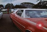 Standbild lange Leitungen während der Gaskrise Hawaii USA, 1974, aus Sekunde 29 historischem Filmmaterial Videoclip 65675043659