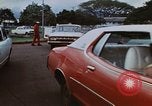 Standbild lange Leitungen während der Gaskrise Hawaii USA, 1974, aus Sekunde 30 historischem Filmmaterial Videoclip 65675043659
