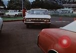 Standbild lange Leitungen während der Gaskrise Hawaii USA, 1974, aus Sekunde 31 historischem Filmmaterial Videoclip 65675043659