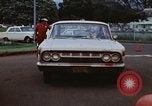 Standbild lange Leitungen während der Gaskrise Hawaii USA, 1974, aus Sekunde 32 historischem Filmmaterial Videoclip 65675043659