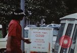 Standbild lange Leitungen während der Gaskrise Hawaii USA, 1974, aus Sekunde 36 historischem Filmmaterial Videoclip 65675043659