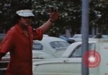 Standbild lange Leitungen während der Gaskrise Hawaii USA, 1974, aus Sekunde 37 historischem Filmmaterial Videoclip 65675043659