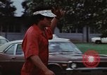 Standbild lange Leitungen während der Gaskrise Hawaii USA, 1974, aus Sekunde 38 historischem Filmmaterial Videoclip 65675043659