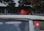 Standbild lange Leitungen während der Gaskrise Hawaii USA, 1974, aus Sekunde 43 historischem Filmmaterial Videoclip 65675043659
