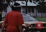 Standbild lange Leitungen während der Gaskrise Hawaii USA, 1974, aus Sekunde 46 historischem Filmmaterial Videoclip 65675043659