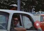 Standbild lange Leitungen während der Gaskrise Hawaii USA, 1974, aus Sekunde 50 historischem Filmmaterial Videoclip 65675043659