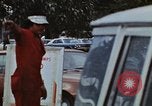 Standbild lange Leitungen während der Gaskrise Hawaii USA, 1974, aus Sekunde 54 historischem Filmmaterial Videoclip 65675043659