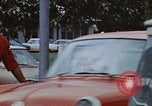 Standbild lange Leitungen während der Gaskrise Hawaii USA, 1974, aus Sekunde 58 historischem Filmmaterial Videoclip 65675043659