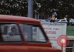 Standbild lange Leitungen während der Gaskrise Hawaii USA, 1974, aus Sekunde 59 historischem Filmmaterial Videoclip 65675043659