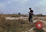 Standbild 1 Infanterie Division Vietnam, 1968, aus Sekunde 48 historischem Filmmaterial Videoclip 65675043661