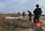 Standbild 1 Infanterie Division Vietnam, 1968, aus Sekunde 58 historischem Filmmaterial Videoclip 65675043661