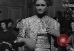 Immagine di Sfilata di moda Regno Unito, 1962, secondo 44 filmato di repertorio 65675043750