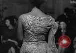 Immagine di Sfilata di moda Regno Unito, 1962, secondo 49 filmato di repertorio 65675043750
