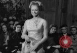 Immagine di Sfilata di moda Regno Unito, 1962, secondo 52 filmato di repertorio 65675043750