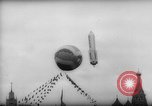 Immagine di Giorno di maggio celebrazione Mosca Russia Unione Sovietica, 1961, secondo 32 filmato di repertorio 65675043752