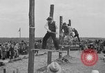 Standbild woodchoppers Skytop Pennsylvania USA, 1936, aus Sekunde 16 historischem Filmmaterial Videoclip 65675043763